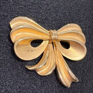 Beautiful Gold Ribbon Broch w Brushed -Shinny Gold Layers Vintage Used